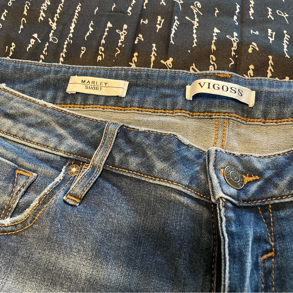 Distressed cuffed shorts - Picture 4 of 7